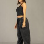 Pantalón palazo procesado liso color negro