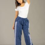 Pantalón palazo procesado con línea en color azul