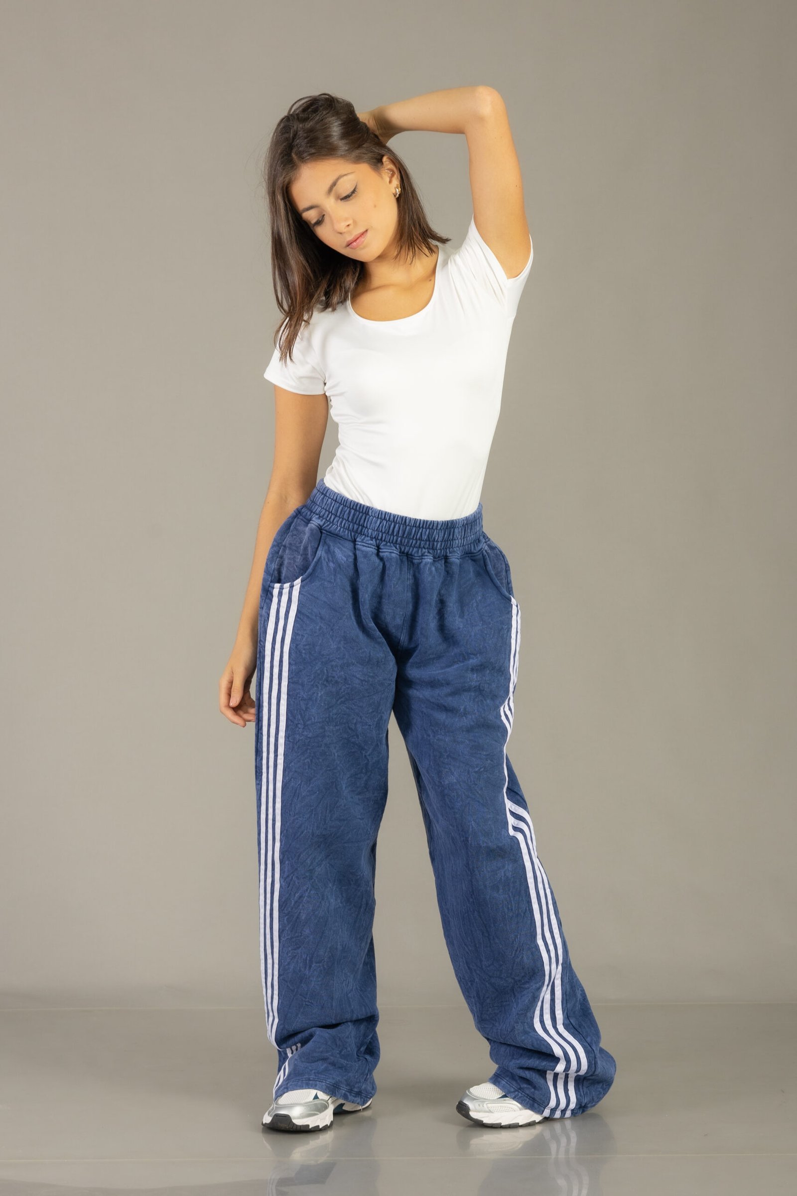 Pantalón palazo procesado con línea en color azul