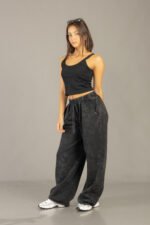 Pantalón palazo procesado liso color negro - foto 9
