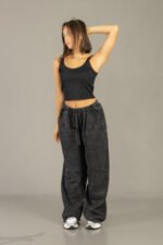 Pantalón palazo procesado liso color negro - foto 2