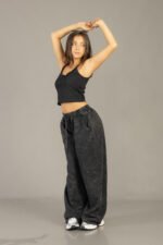 Pantalón palazo procesado liso color negro - foto 3