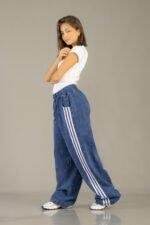 Pantalón palazo procesado con línea en color azul - foto 4