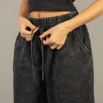 Pantalón palazo procesado liso color negro - foto 6